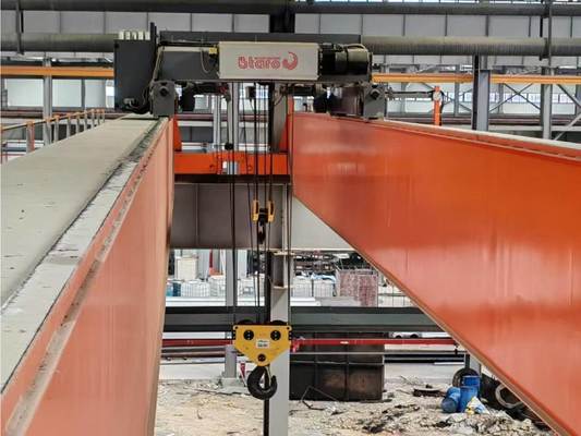 Europäische Brückenkrane sind mit elektrischen Seilzügen ausgestattet, geräuscharm und wartungsarm.